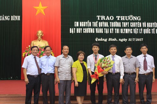 Bố mất sớm, mẹ bán thịt lợn, 9x Quảng Bình trúng tuyển vào ĐH số một thế giới