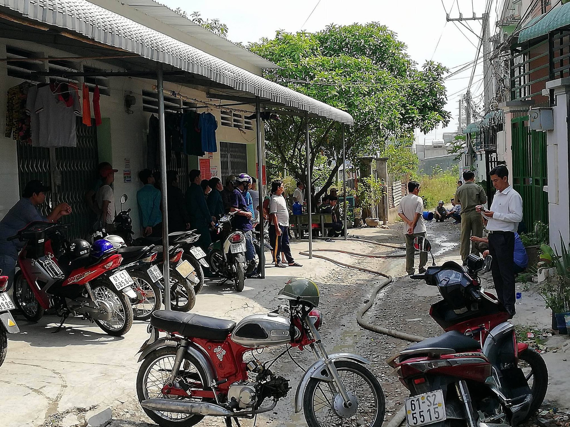 Người đàn ông ôm bình gas cố thủ trong nhà, đe dọa phóng hỏa nếu không gặp được vợ