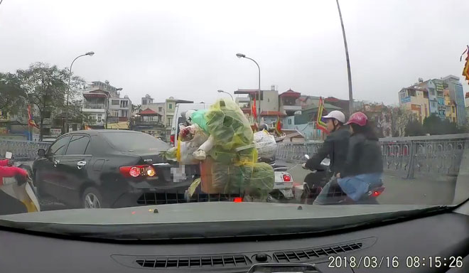 Hà Nội: Nữ quái xế bỗng dưng quay đầu ô tô giữa cầu rồi lớn tiếng chửi bới do không ai nhường