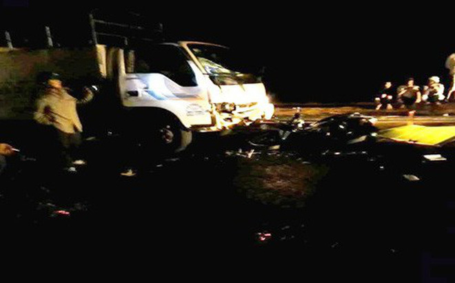 Xe máy đấu đầu xe tải, 2 bác sĩ thương vong