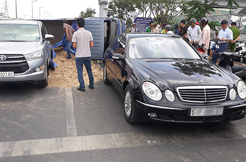 Đụng đuôi ôtô Mercedes ở Sài Gòn, xe tải lật ngang