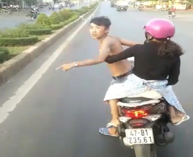 Bực xe khách bấm còi, nam thanh niên khiêu khích trước đầu xe