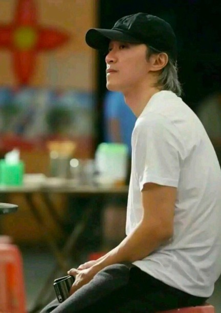 Hình ảnh mới nhất của Châu Tinh Trì ở tuổi 55 khiến khán giả lo lắng, xót xa