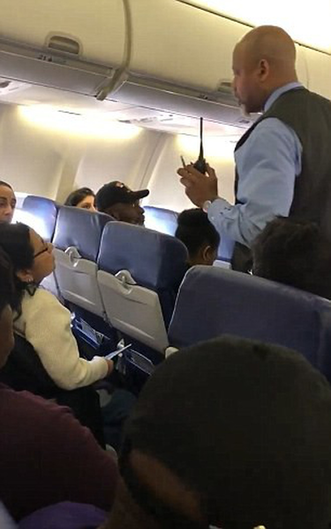 Vì con gái sợ bay và muốn ngồi trên đùi bố một lúc, 2 bố con bị tiếp viên hàng không đuổi khỏi máy bay