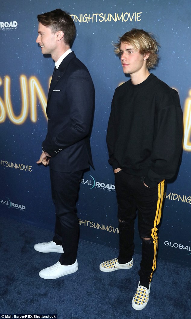 Chia tay Selena, Justin Bieber vừa buồn vừa kém sắc, lộ chiều cao khiêm tốn bên dàn sao nam