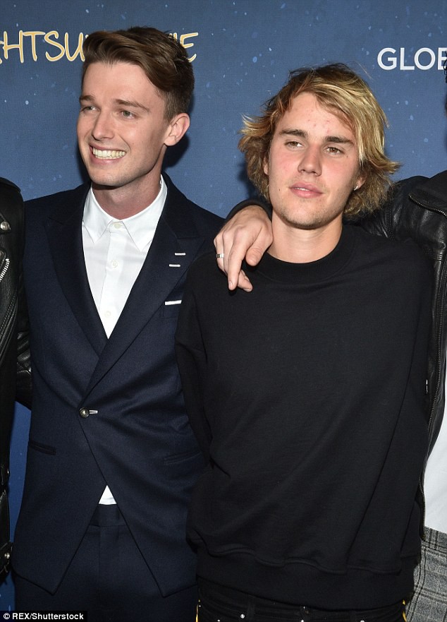 Chia tay Selena, Justin Bieber vừa buồn vừa kém sắc, lộ chiều cao khiêm tốn bên dàn sao nam