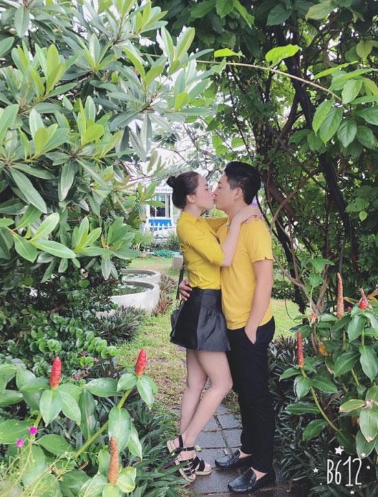 Bà bầu Hải Băng khoe ảnh hôn chồng khắp chốn ngày còn eo ót