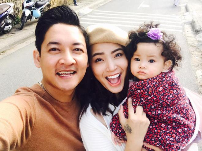 Bà bầu Hải Băng khoe ảnh hôn chồng khắp chốn ngày còn eo ót