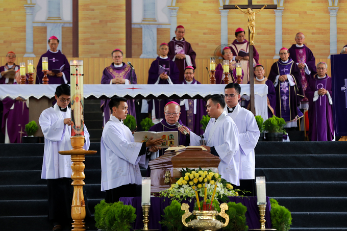 700 linh mục cử hành thánh lễ an táng cố Tổng giám mục Phaolô