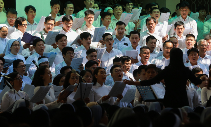 700 linh mục cử hành thánh lễ an táng cố Tổng giám mục Phaolô