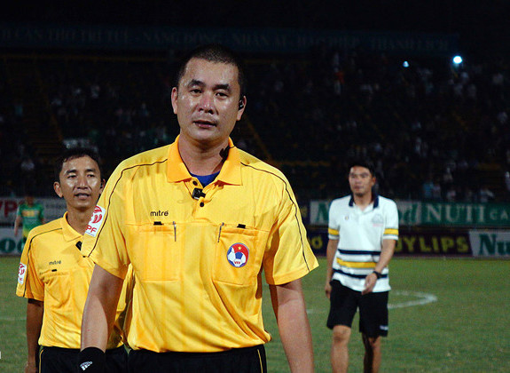 Trọng tài Thư bị khán giả Cần Thơ la ó, ném chai nước