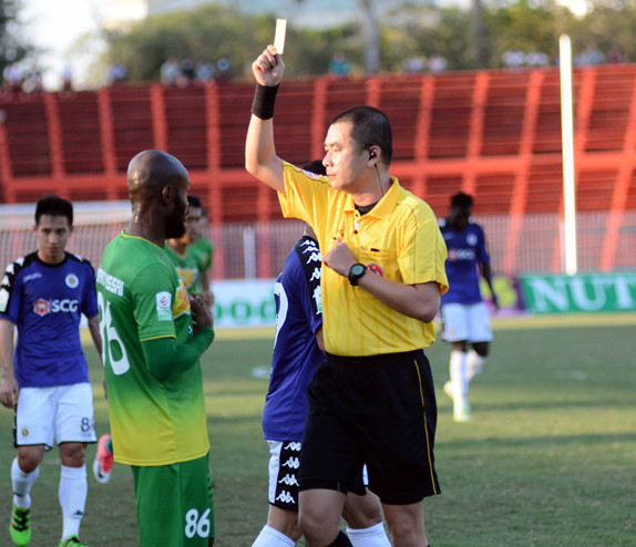 Trọng tài Thư bị khán giả Cần Thơ la ó, ném chai nước