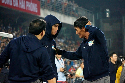 Tuấn Anh chấn thương nặng, HAGL phàn nàn về mặt sân Lạch Tray