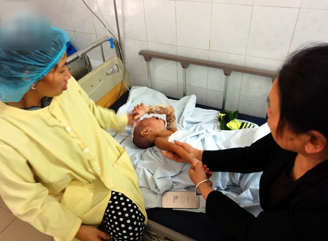 Đòi đến trường đón anh tan học, bé trai 3 tuổi bất ngờ vấp, ngã cả người vào nồi nước sôi bên đường