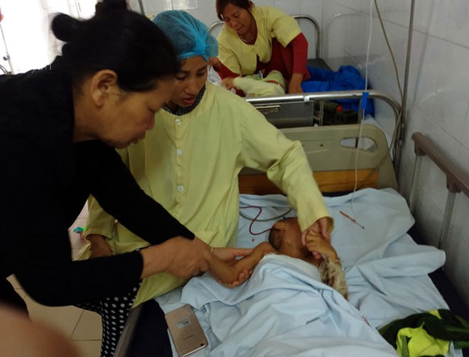 Đòi đến trường đón anh tan học, bé trai 3 tuổi bất ngờ vấp, ngã cả người vào nồi nước sôi bên đường