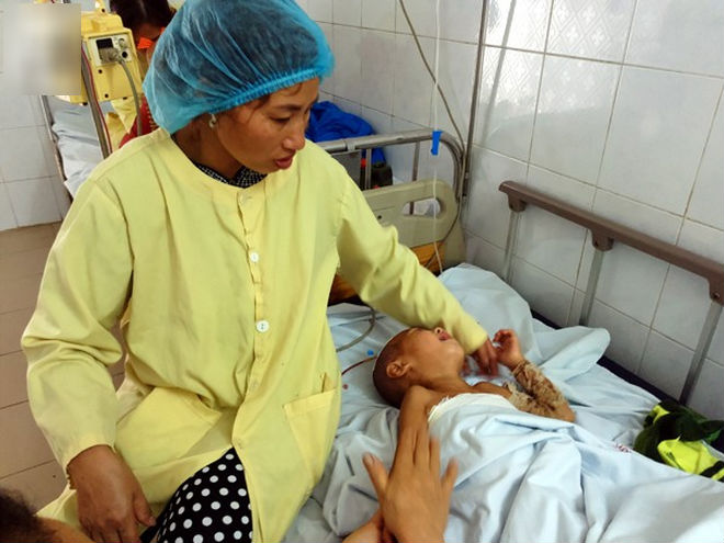 Đòi đến trường đón anh tan học, bé trai 3 tuổi bất ngờ vấp, ngã cả người vào nồi nước sôi bên đường