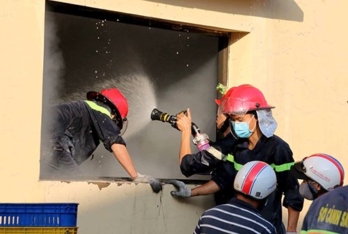 Xưởng may ở Đồng Nai cháy suốt 5 giờ