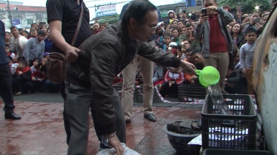 Mặc áo mưa, đổ xăng đốt xe Fortuner của hàng xóm để trả thù