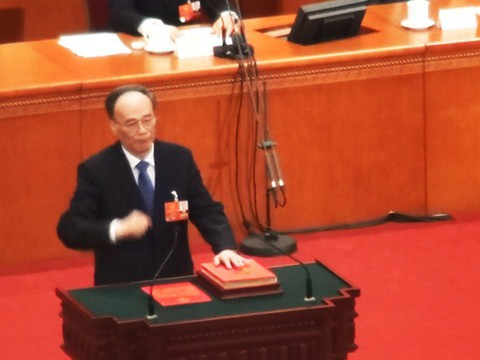 Tân Phó Chủ tịch TQ Vương Kỳ Sơn trở lại ngoạn mục, đập bàn tại lễ tuyên thệ nhậm chức