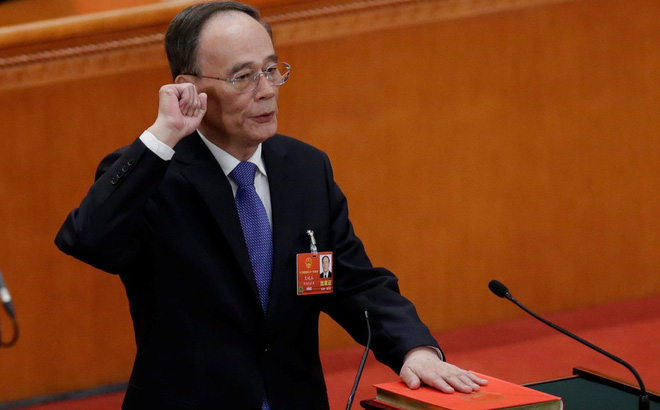 Tân Phó Chủ tịch TQ Vương Kỳ Sơn trở lại ngoạn mục, đập bàn tại lễ tuyên thệ nhậm chức