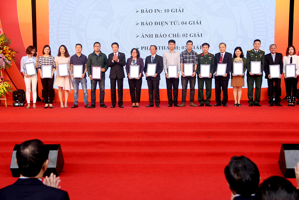 Chủ tịch nước tham quan Hội báo toàn quốc