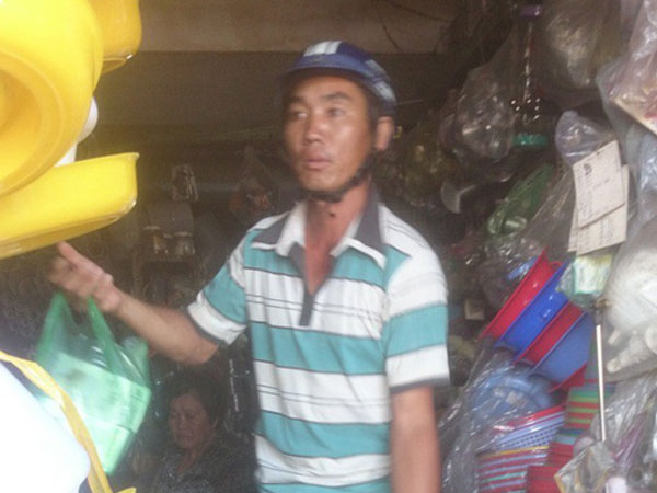 Đang đi vệ sinh, một phụ nữ bị cướp toàn bộ vàng đeo tay