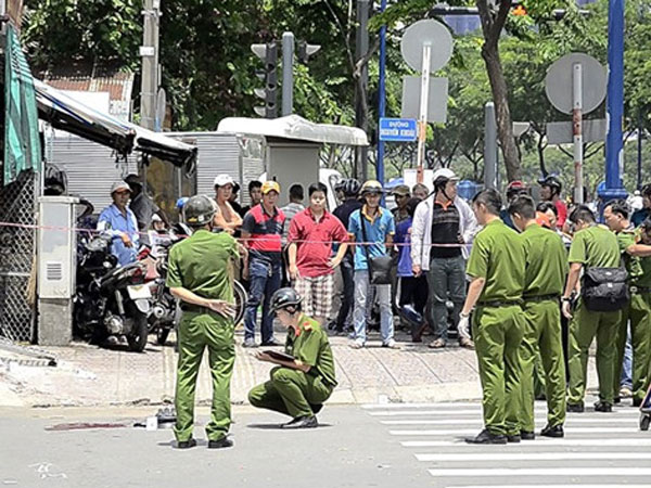 Đang chở con đi học về, người đàn ông bị côn đồ chém gục tại chỗ