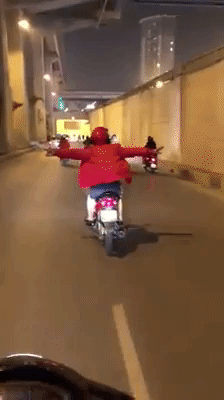 Màn xiếc thót tim trong hầm chui ở Hà Nội: Người phụ nữ lái xe máy buông cả 2 tay khiến nhiều người hú vía