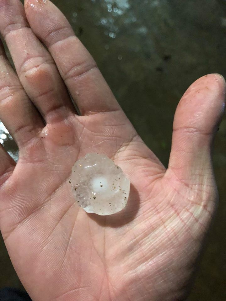 Cơn dông trút theo mưa đá trắng trời ở Mộc Châu