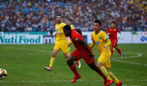 Thủ môn Bùi Tiến Dũng kiến tạo giúp FLC Thanh Hóa hạ TP.HCM