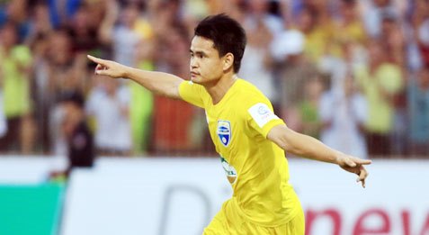 Thủ môn Bùi Tiến Dũng kiến tạo giúp FLC Thanh Hóa hạ TP.HCM