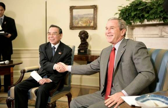 Tờ giấy cầm tay của nguyên Thủ tướng Phan Văn Khải ở cuộc gặp với G.Bush