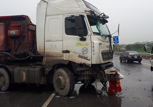 Bốn vụ tai nạn liên tiếp, cao tốc Pháp Vân - Cầu Giẽ ùn tắc kéo dài