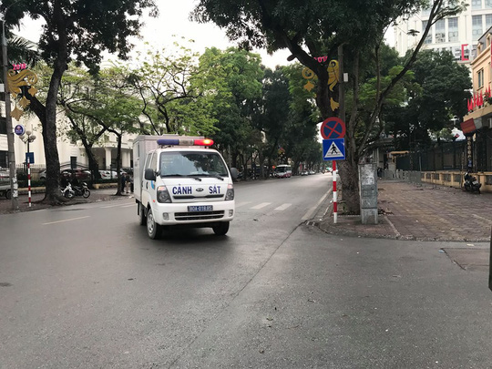 Ông Đinh La Thăng liên tục nói chuyện với Ninh Văn Quỳnh