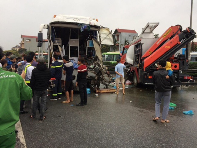 Hiện trường vụ tai nạn kinh hoàng giữa xe khách và xe cứu hỏa