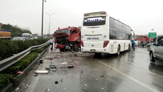 Hiện trường vụ tai nạn kinh hoàng giữa xe khách và xe cứu hỏa