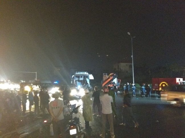 Hiện trường vụ tai nạn kinh hoàng giữa xe khách và xe cứu hỏa