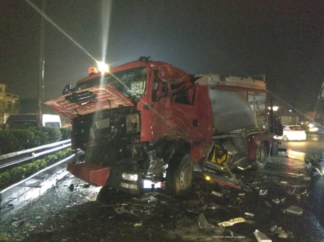 Hiện trường vụ tai nạn kinh hoàng giữa xe khách và xe cứu hỏa