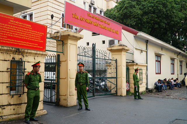 Những hình ảnh đầu tiên của ông Đinh La Thăng tại phiên tòa thứ 2 Những hình ảnh đầu tiên của ông Đinh La Thăng tại phiên tòa thứ 2