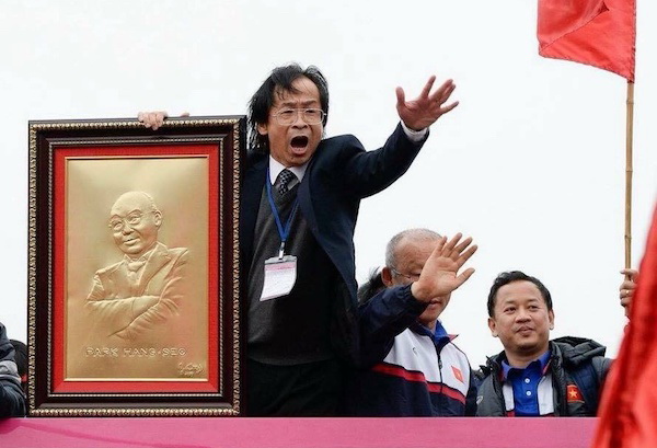 Ông Nguyễn Lân Trung mỉa mai bầu Đức, hết lời ca ngợi bầu Tú