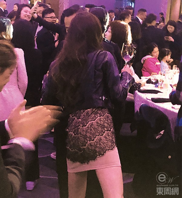 Bất chấp dị nghị thay người tình như thay áo, tỷ phú sòng bài đắm đuối cô bồ mới