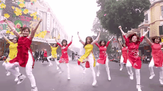 Nhóm bạn trẻ Việt mặc áo dài, cover hit quốc dân Kpop cực đẹp ngay giữa phố đi bộ Nhóm bạn trẻ Việt mặc áo dài, cover hit quốc dân Kpop cực đẹp ngay giữa phố đi bộ
