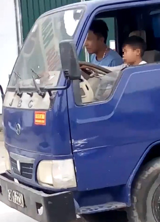 Phạt 8 triệu đồng người chú cho cháu trai 8 tuổi lái xe tải