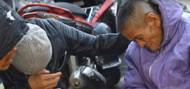 Chàng trai Huế giả ăn xin để thử lòng người nghèo và cái kết đầy nước mắt