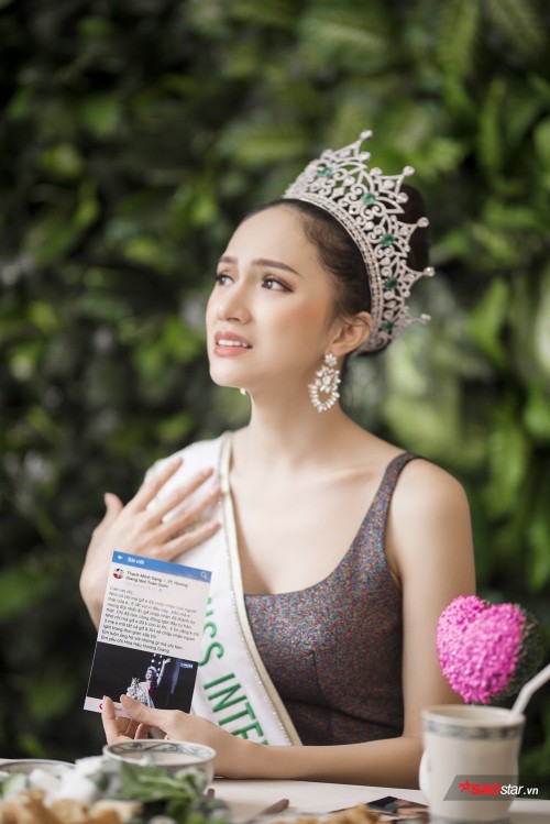 Hoa hậu Hương Giang sởn da gà đọc thư fan: Nhờ chị mà gia đình chấp nhận giới tính thật của em