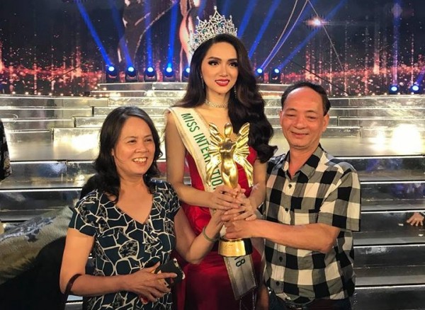 Hoa hậu Hương Giang sởn da gà đọc thư fan: Nhờ chị mà gia đình chấp nhận giới tính thật của em Hoa hậu Hương Giang sởn da gà đọc thư fan: Nhờ chị mà gia đình chấp nhận giới tính thật của em