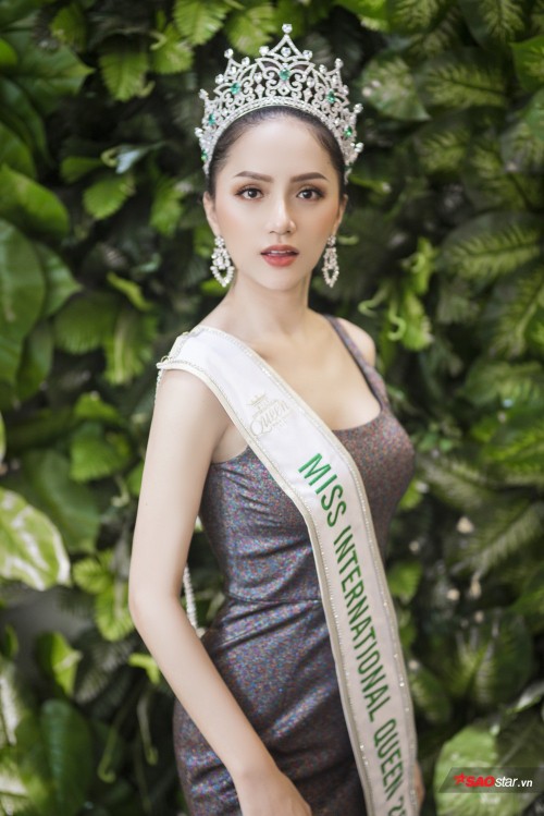 Hoa hậu Hương Giang sởn da gà đọc thư fan: Nhờ chị mà gia đình chấp nhận giới tính thật của em