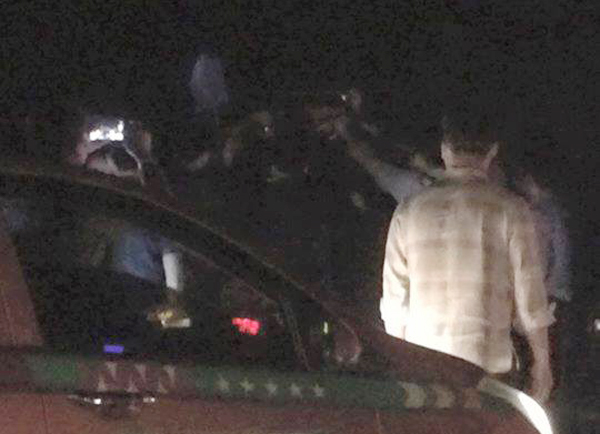 Khiêng bệnh nhân qua dải phân cách khi xe cứu thương kẹt trên cao tốc Pháp Vân