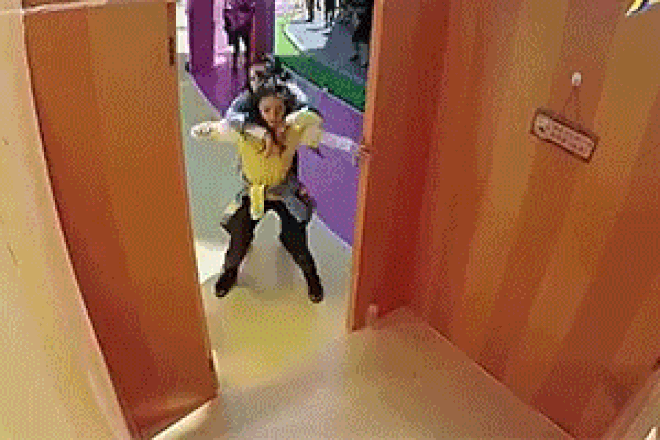 Địch Lệ Nhiệt Ba: Đằng sau vẻ đẹp kiêu sa là một nữ hán tử bản lĩnh không chấp nhận định kiến bình hoa di động Địch Lệ Nhiệt Ba: Đằng sau vẻ đẹp kiêu sa là một nữ hán tử bản lĩnh không chấp nhận định kiến bình hoa di động