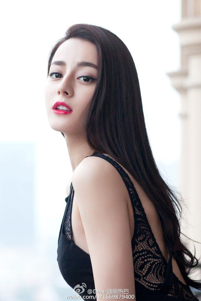 Địch Lệ Nhiệt Ba: Đằng sau vẻ đẹp kiêu sa là một nữ hán tử bản lĩnh không chấp nhận định kiến bình hoa di động Địch Lệ Nhiệt Ba: Đằng sau vẻ đẹp kiêu sa là một nữ hán tử bản lĩnh không chấp nhận định kiến bình hoa di động